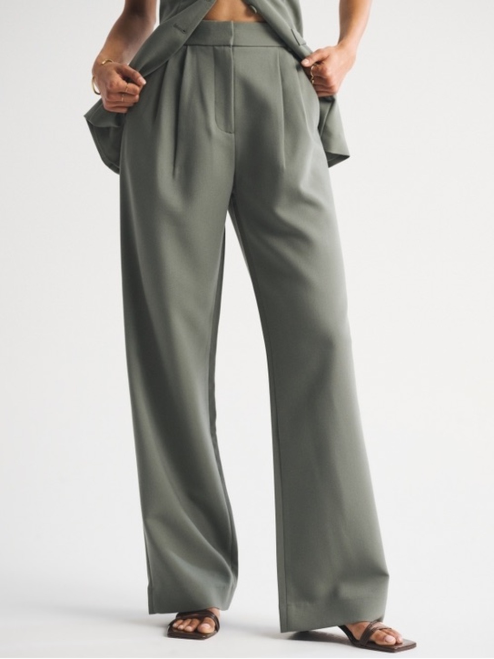 ABERCROMBIE & FITCH Sloane High Waisted Tailored Trouser Pants in Taupe